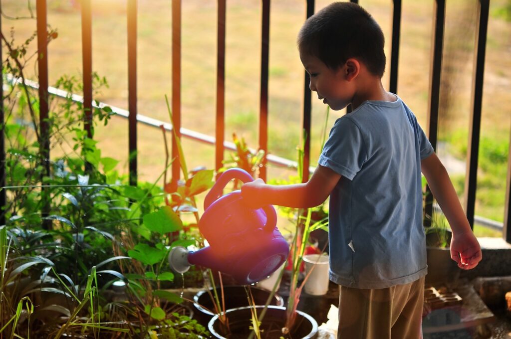 Jardinage en famille - Arroser les plantes